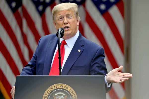 トランプ米大統領は対中制裁として香港の優遇措置を見直すと発表した=ロイター