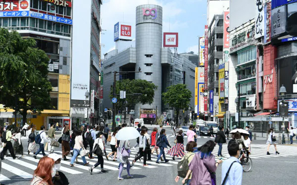 緊急事態宣言が全面解除された初の週末を迎え、渋谷の街頭を行き交う人たち(30日午前、東京都渋谷区)