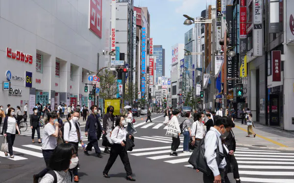 緊急事態宣言が全面解除された初の週末を迎え、新宿の街頭を行き交う人たち(30日午前、東京都新宿区)