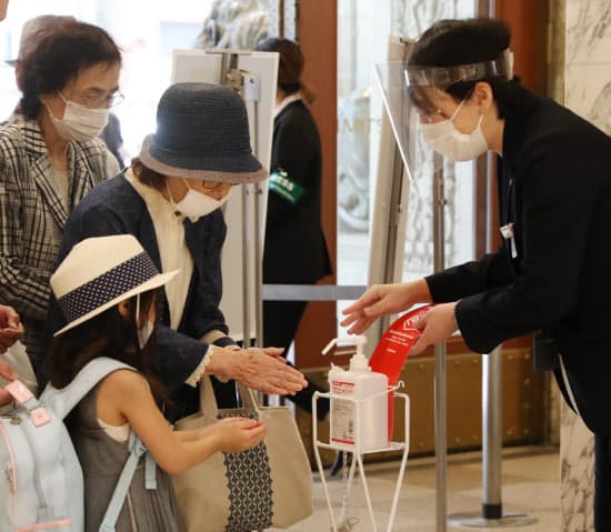 手を消毒して入店(30日、東京都中央区の日本橋三越本店)