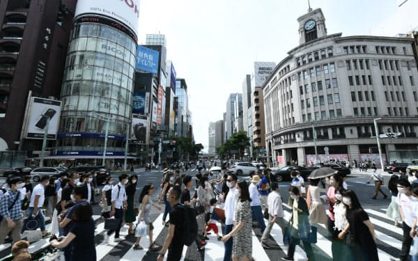 緊急事態宣言が全面解除された初の週末を迎え、銀座の街頭を行き交う人たち(30日、東京都中央区)