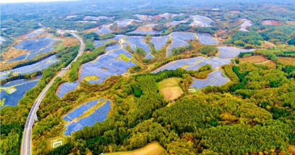 レノバはメガソーラーを立地した地域で住民の理解を得るため、森林伐採を最小限に抑える工法を採用した(岩手県軽米町)