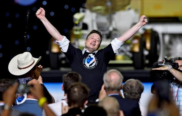 スペースX創業者のイーロン・マスク氏はケネディ宇宙センターで打ち上げを喜んだ(30日)=ロイター