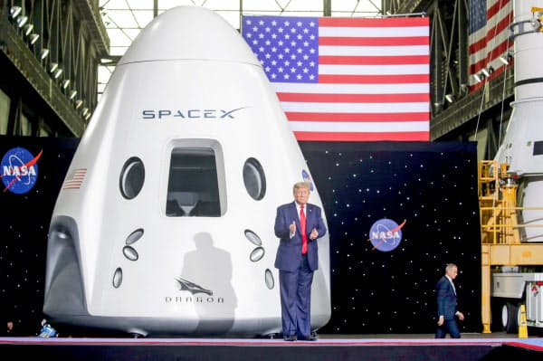 打ち上げ後、トランプ氏は「米国の野望の新たな時代が始まった」と演説した(30日)=ロイター