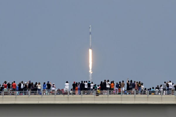 多くの人が見守るなか、上昇する新型宇宙船「クルードラゴン」(30日、フロリダ州)=AP