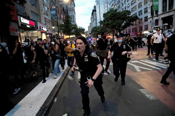 抗議活動が警官隊と衝突するケースも（30日、ニューヨーク市）=ロイター