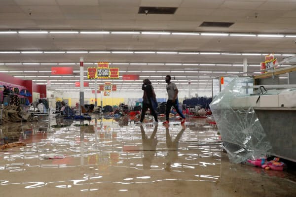 抗議活動は一部が暴徒化し、略奪を繰り広げる事例も相次いでいる(ミネソタ州ミネアポリスの店舗、30日)=ロイター