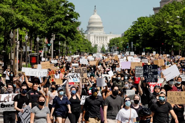 黒人死亡事件への大規模な抗議活動が全米に広がっている（30日、ワシントン）=ロイター