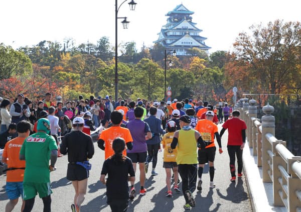 ゴールを目指す大阪マラソンの参加者(2019年12月、大阪市中央区)
