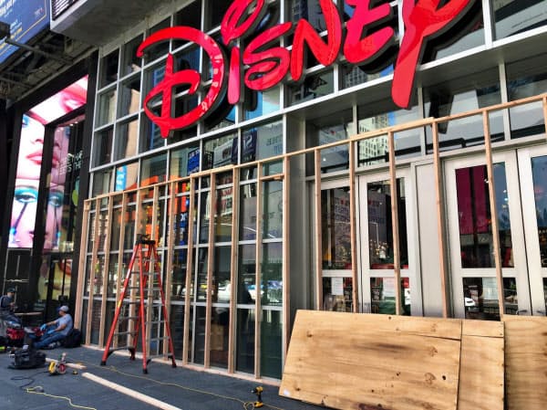 タイムズスクエアの店舗は略奪を防ぐためにショーウインドーを板で覆った(31日、米ニューヨーク)