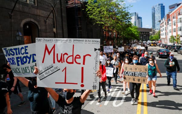 抗議活動は全米75都市に広がった（31日、米ボストン）=ロイター