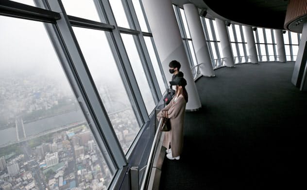 新型コロナウイルスの影響で3月1日から臨時休業していた東京スカイツリーが営業を再開した。展望台に入る人数は通常の2~3割に制限し、マスク着用などで感染予防を図る(1日午前、東京都墨田区)=樋口慧撮影 新型コロナウイルスの影響で3月1日から臨時休業していた東京スカイツリーが営業を再開した。展望台に入る人数は通常の2~3割に制限し、マスク着用などで感染予防を図る(1日午前、東京都墨田区)=樋口慧撮影