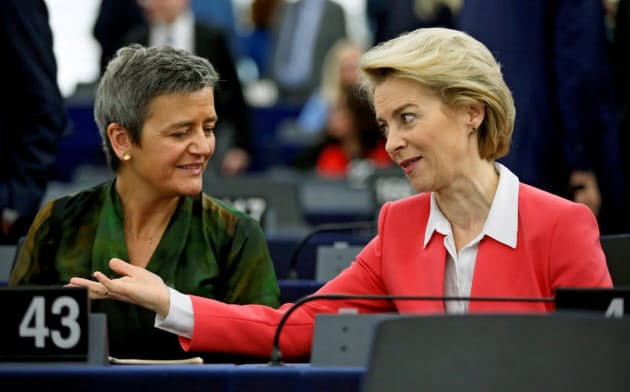 EUの競争法を担当してきたベステアー上級副委員長(左)と、加盟各国の競争条件を同じにすべく5月27日に7500億ユーロの基金創設を発表したフォンデアライエン欧州委員長=ロイター EUの競争法を担当してきたベステアー上級副委員長(左)と、加盟各国の競争条件を同じにすべく5月27日に7500億ユーロの基金創設を発表したフォンデアライエン欧州委員長=ロイター