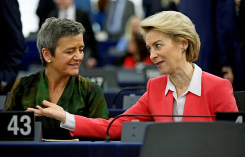 EUの競争法を担当してきたベステアー上級副委員長(左)と、加盟各国の競争条件を同じにすべく5月27日に7500億ユーロの基金創設を発表したフォンデアライエン欧州委員長=ロイター