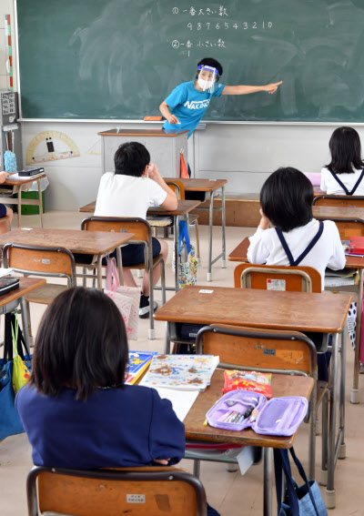 新型コロナ 授業再開 緊張の初日 登下校 休み時間も 新様式 日本経済新聞