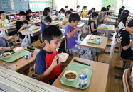 学校が再開し、給食を食べる児童(1日、愛知県岡崎市の市立男川小学校) 学校が再開し、給食を食べる児童(1日、愛知県岡崎市の市立男川小学校)