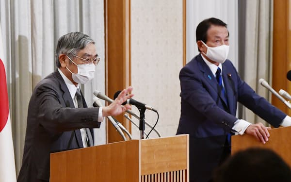 5月22日に記者会見する日銀の黒田総裁(左)と麻生財務相