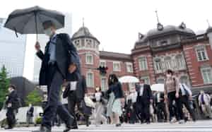 マスク姿で通勤する人たち(1日、東京・丸の内) マスク姿で通勤する人たち(1日、東京・丸の内)