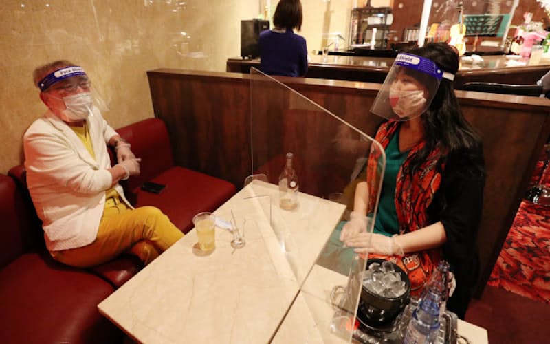 フェースシールドや仕切り板で新型コロナウイルス感染防止対策をした北新地のラウンジ(1日午後、大阪市北区) フェースシールドや仕切り板で新型コロナウイルス感染防止対策をした北新地のラウンジ(1日午後、大阪市北区)