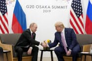 トランプ氏(右)はプーチン氏との電話協議でロシアをG7サミットに招待する意向を伝えた(2019年6月、大阪で開かれた米ロ首脳会談)=ロイター トランプ氏(右)はプーチン氏との電話協議でロシアをG7サミットに招待する意向を伝えた(2019年6月、大阪で開かれた米ロ首脳会談)=ロイター