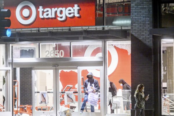 ディスカウントストア大手ターゲットの店舗では破壊・略奪の被害がでた(5月29日、ミネソタ州)=AP