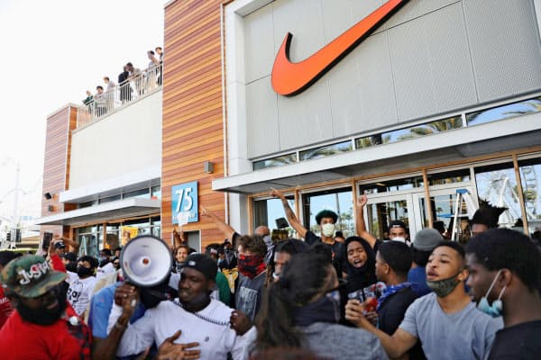 スポーツ用品店大手ナイキの店舗に集まるデモ隊(1日、カリフォルニア州)=ロイター