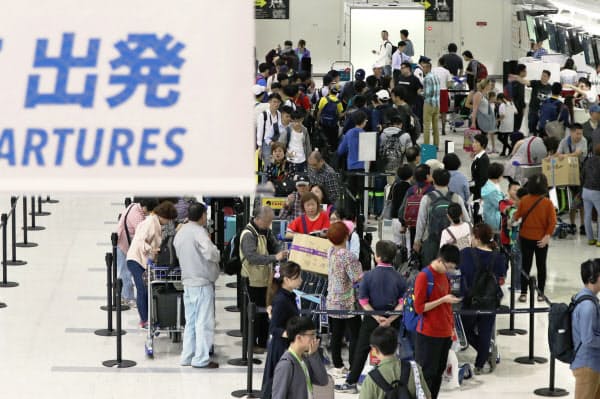 海外旅行客が国内で旅をするようになると日本の観光市場は広がる可能性がある(写真は成田空港、2018年撮影)