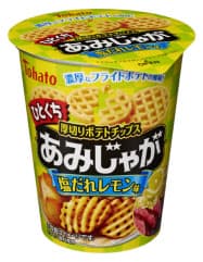 東ハトが発売する厚切りポテトチップス「ひとくちあみじゃが」。流行のレモン味を取り入れた 東ハトが発売する厚切りポテトチップス「ひとくちあみじゃが」。流行のレモン味を取り入れた