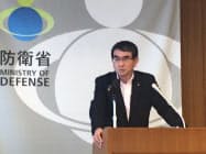 記者会見する河野防衛相(2日、防衛省) 記者会見する河野防衛相(2日、防衛省)