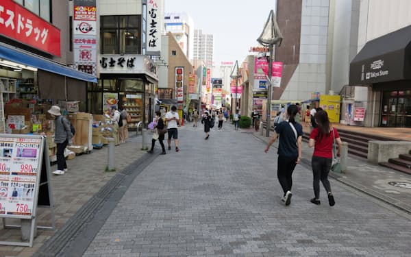 東京都町田市の町田駅前の商店街は、新型コロナウイルスの感染拡大前に比べると、まだ客が少ない（5月28日）