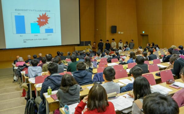 北大の新渡戸カレッジの「フェローゼミ」では、5人程度のチームで社会課題の現場を視察し解決策を発表する