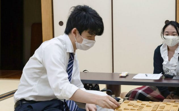 第91期棋聖戦本戦トーナメント準決勝で佐藤天彦九段(右)を破り、感想戦で対局を振り返る藤井聡太七段(2日夜、東京都渋谷区の将棋会館、日本将棋連盟提供)=共同 第91期棋聖戦本戦トーナメント準決勝で佐藤天彦九段(右)を破り、感想戦で対局を振り返る藤井聡太七段(2日夜、東京都渋谷区の将棋会館、日本将棋連盟提供)=共同