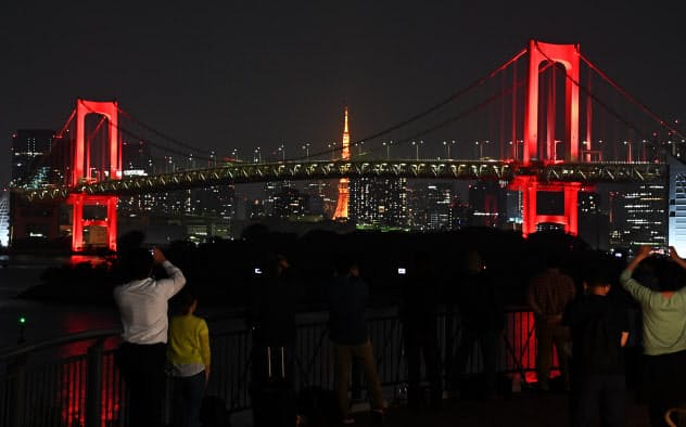 レインボーブリッジで 赤信号 写真 日本経済新聞