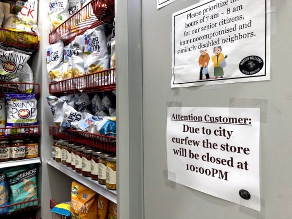 夜間外出禁止令でスーパーも営業時間を短縮した(1日夜、ニューヨーク)