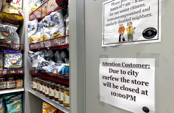 夜間外出禁止令でスーパーも営業時間を短縮した(1日夜、ニューヨーク)