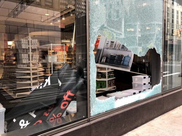 外出禁止でも暴動は止まらず、破壊された休業中の雑貨店のショーウインドー(2日朝、ニューヨーク)