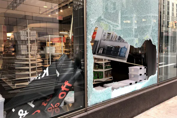 外出禁止でも暴動は止まらず、破壊された休業中の雑貨店のショーウインドー(2日朝、ニューヨーク)