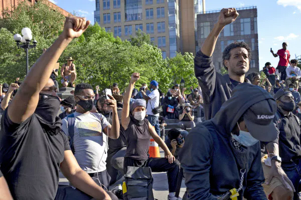 昼のデモは平和的だ(ニューヨーク市)=AP