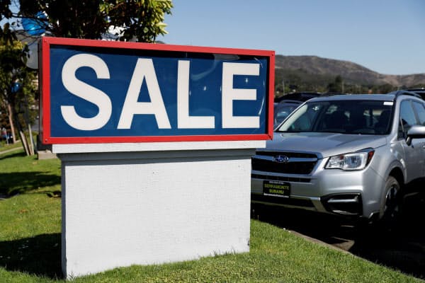 5月の日本車メーカーの米新車販売は下げ幅が縮小した(カリフォルニア州のスバルの販売店)=ロイター