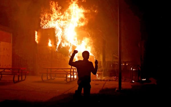 黒人死亡事件が起きた米ミネソタ州ではデモ隊が暴徒化して放火も起きた（5月29日）=ロイター