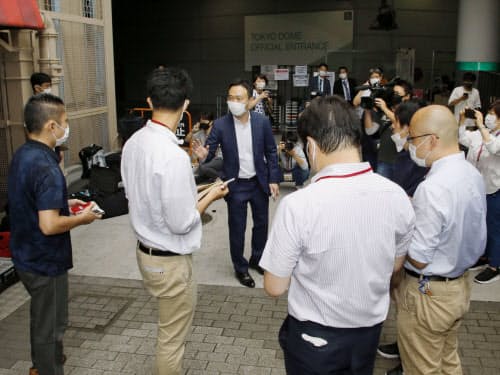 西武との練習試合の中止を報道陣に伝える巨人の関係者=中央(3日、東京都文京区の東京ドーム)
