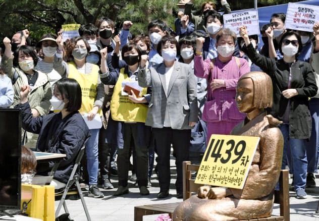 元慰安婦支援団体は韓国政府の対日外交に大きな影響力を及ぼしてきた(5月13日、ソウルの日本大使館前で開いた水曜集会)=共同 元慰安婦支援団体は韓国政府の対日外交に大きな影響力を及ぼしてきた(5月13日、ソウルの日本大使館前で開いた水曜集会)=共同