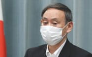 記者会見する菅官房長官(3日、首相官邸) 記者会見する菅官房長官(3日、首相官邸)