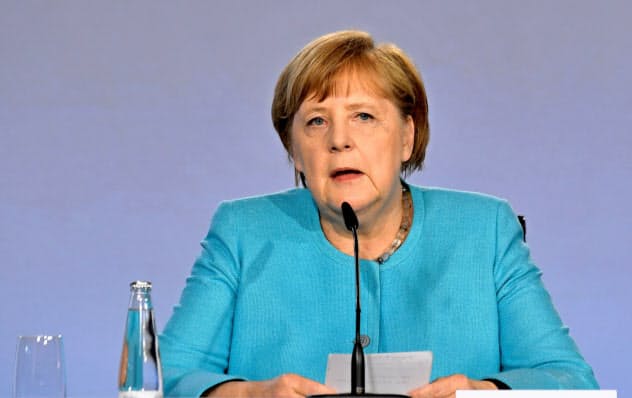 3日夜、新たな景気対策を発表するドイツのメルケル首相(ベルリン)=ロイター 3日夜、新たな景気対策を発表するドイツのメルケル首相(ベルリン)=ロイター