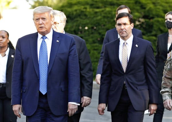 トランプ米大統領とエスパー国防長官(1日、米首都ワシントン)=AP