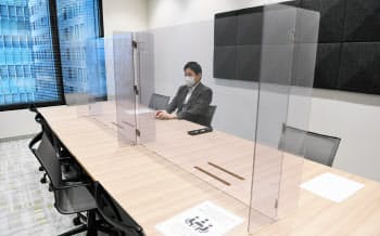 新型コロナウイルス対策のため、最終面接の部屋に設置されたアクリル板(6月1日、東京都千代田区の三井物産)