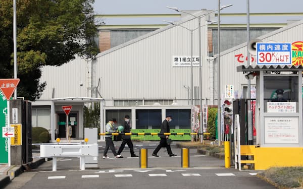 新型コロナウイルスの感染拡大で生産ラインを一部停止した自動車工場（4月、愛知県豊田市）