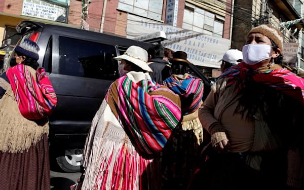 ボリビア国内の標高の低い地域に比べて、標高約3600メートルの首都ラパスでは新型コロナウイルス感染による死者数が少ない=ロイター