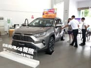トヨタ自動車の5月の中国新車販売は、「RAV4」など主力車が好調で前年同月比2割伸びた(広東省広州市の販売店) トヨタ自動車の5月の中国新車販売は、「RAV4」など主力車が好調で前年同月比2割伸びた(広東省広州市の販売店)