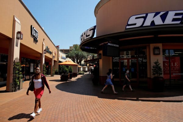米経済が完全回復するまでに「1年以上かかる」との回答は6割近かった(5月28日、カリフォルニアのショッピングモール)=ロイター